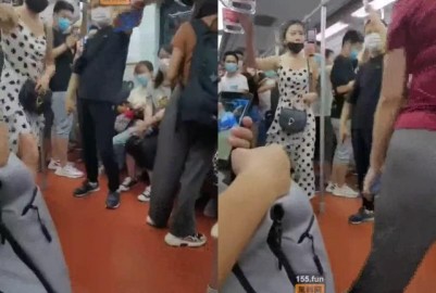 地鐵里兩女的打架姨媽巾都露出來了 - 黑料不打烊