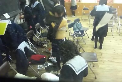 日本女學生更換衣服